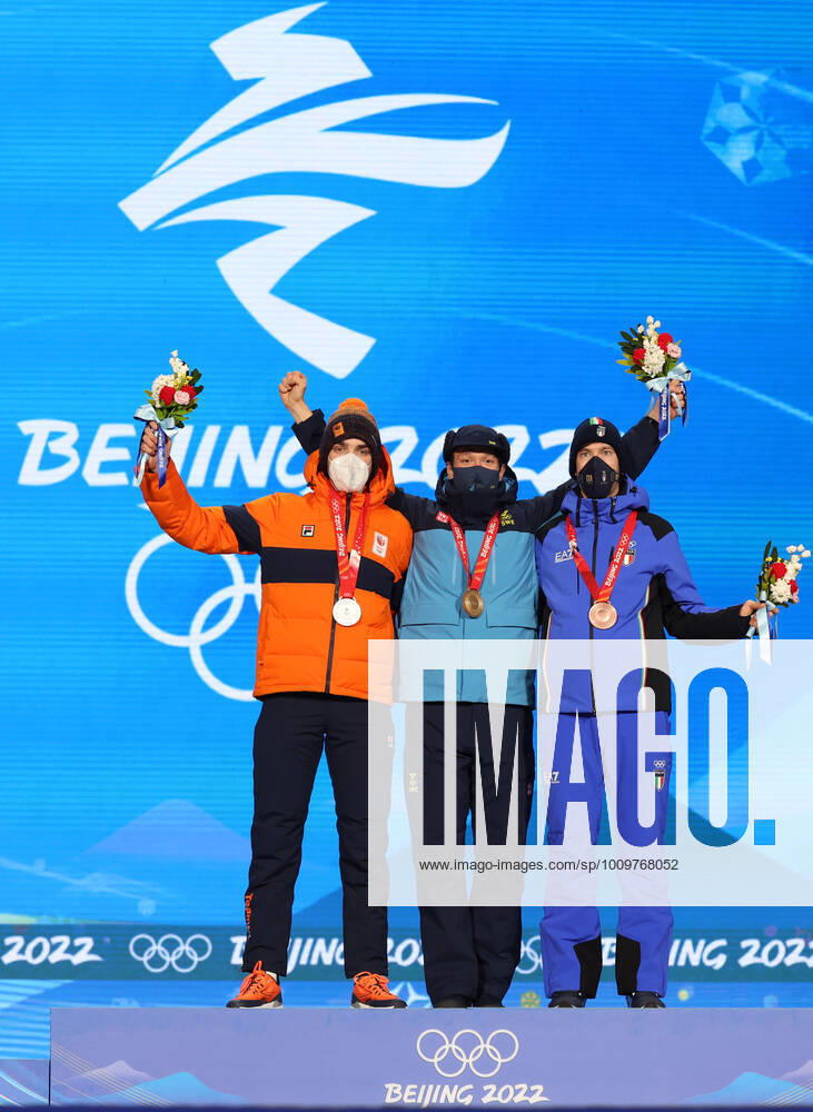 (220212) -- BEIJING, Feb. 12, 2022 -- Gold medalist Nils van der Poel (C) of Sweden, silver medalist Patrick Roest (L) of the Netherlands and bronze medalist Davide Ghiotto of Italy pose during the awarding ceremony of Speed skating, Eisschnelllauf men s 10000m at the Beijing Medals Plaza of the Winter Olympics in Beijing, capital of China, Feb. 12, 2022. ) (BEIJING2022)CHINA-BEIJING-OLYMPIC Winter games, Winterspiele,Spiele, Summer games AWARDING CEREMONY (CN) ChengxTingting
