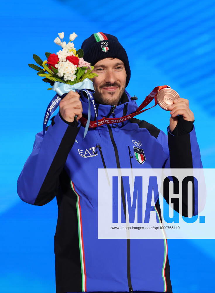 (220212) -- BEIJING, Feb. 12, 2022 -- Bronze medalist Davide Ghiotto of Italy poses during the awarding ceremony of Speed skating, Eisschnelllauf men s 10000m at the Beijing Medals Plaza of the Winter Olympics in Beijing, capital of China, Feb. 12, 2022. ) (BEIJING2022)CHINA-BEIJING-OLYMPIC Winter games, Winterspiele,Spiele, Summer games AWARDING CEREMONY (CN) ChengxTingting