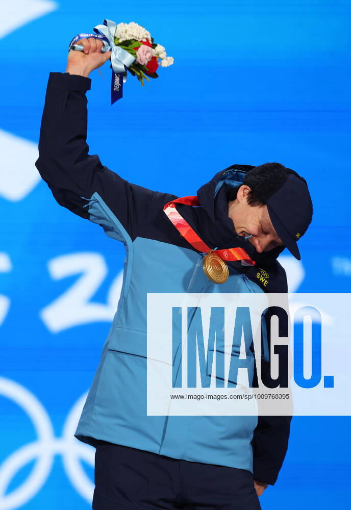 (220212) -- BEIJING, Feb. 12, 2022 -- Gold medalist Nils van der Poel of Sweden reacts during the awarding ceremony of Speed skating, Eisschnelllauf men s 10000m at the Beijing Medals Plaza of the Winter Olympics in Beijing, capital of China, Feb. 12, 2022. ) (BEIJING2022)CHINA-BEIJING-OLYMPIC Winter games, Winterspiele,Spiele, Summer games AWARDING CEREMONY (CN) ChengxTingting