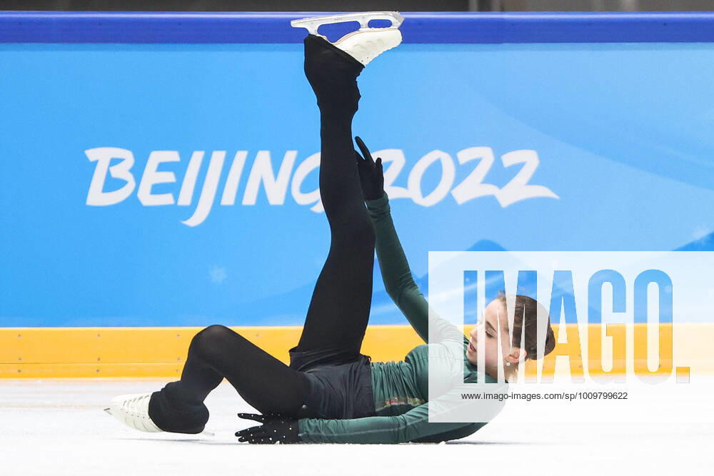 KW06 BEIJING, CHINA â€“ FEBRUARY 13, 2022: ROC figure skater Kamila Valiyeva falls during a training at the Capital Indoor Stadium during the Beijing 2022 Winter Olympic Games, Olympische Spiele, Olympia, OS Valery Sharifulin TASS TS122D0E