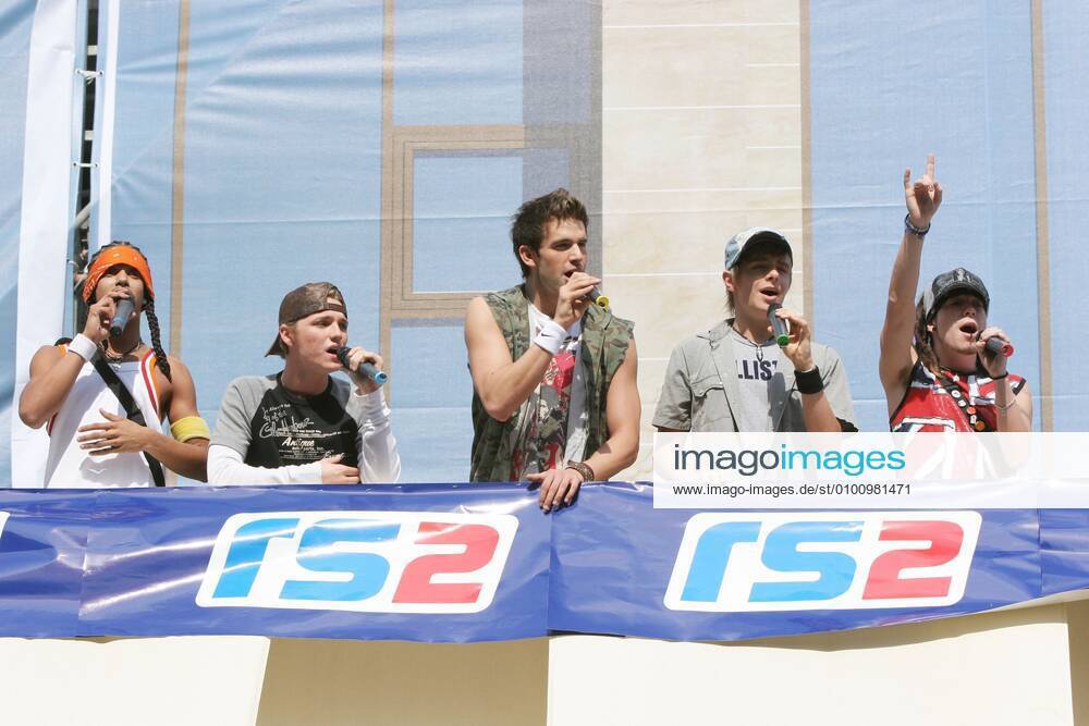 30 The band US 5, Richie, Izzy, Jay, Michael, Chris, short performance and autograph session at the topping-out ceremony of the Schlossgalerie Steglitz in Berlin, music, pop, boyband, US5, Berlin Germany, Germany