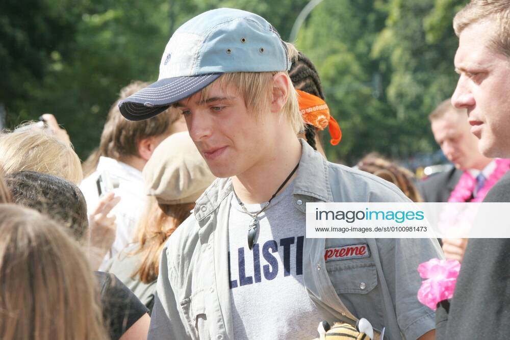 30 The band US 5, Richie, Izzy, Jay, Michael, Chris, short performance and autograph session at the topping-out ceremony of the Schlossgalerie Steglitz in Berlin, music, pop, boyband, US5, Berlin Germany, Germany