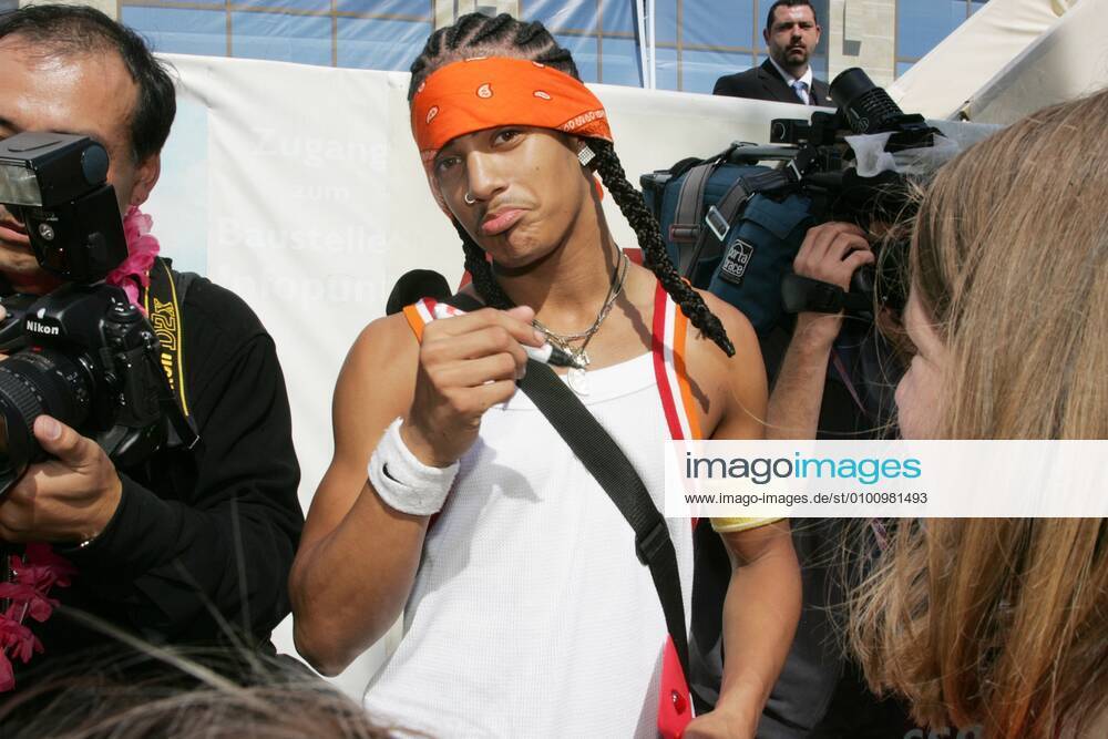 30 The band US 5, Richie, Izzy, Jay, Michael, Chris, short performance and autograph session at the topping-out ceremony of the Schlossgalerie Steglitz in Berlin, music, pop, boyband, US5, Berlin Germany, Germany
