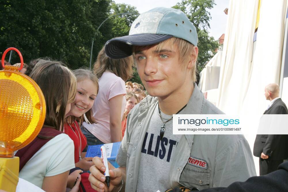 30 The band US 5, Richie, Izzy, Jay, Michael, Chris, short performance and autograph session at the topping-out ceremony of the Schlossgalerie Steglitz in Berlin, music, pop, boyband, US5, Berlin Germany, Germany