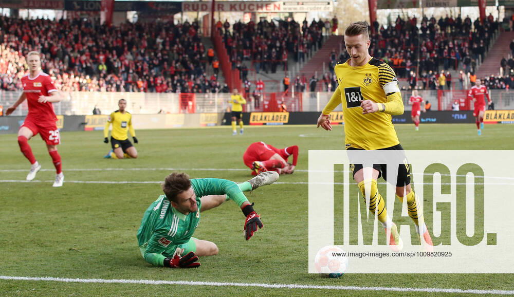 KW06 Marco Reus umspielt Torwart Andreas Luthe Tor Torschuß zum 0:2 Aktion Spielszene Zweikampf Fußball Fussball 1.Bundesliga Herren DFL Saison 2021 2022 13.02.2022 1.FC Union Berlin FCU vs. BVB Borussia Dortmund DFL regulations prohibit any use of photographs as image sequences and or quasi-video.