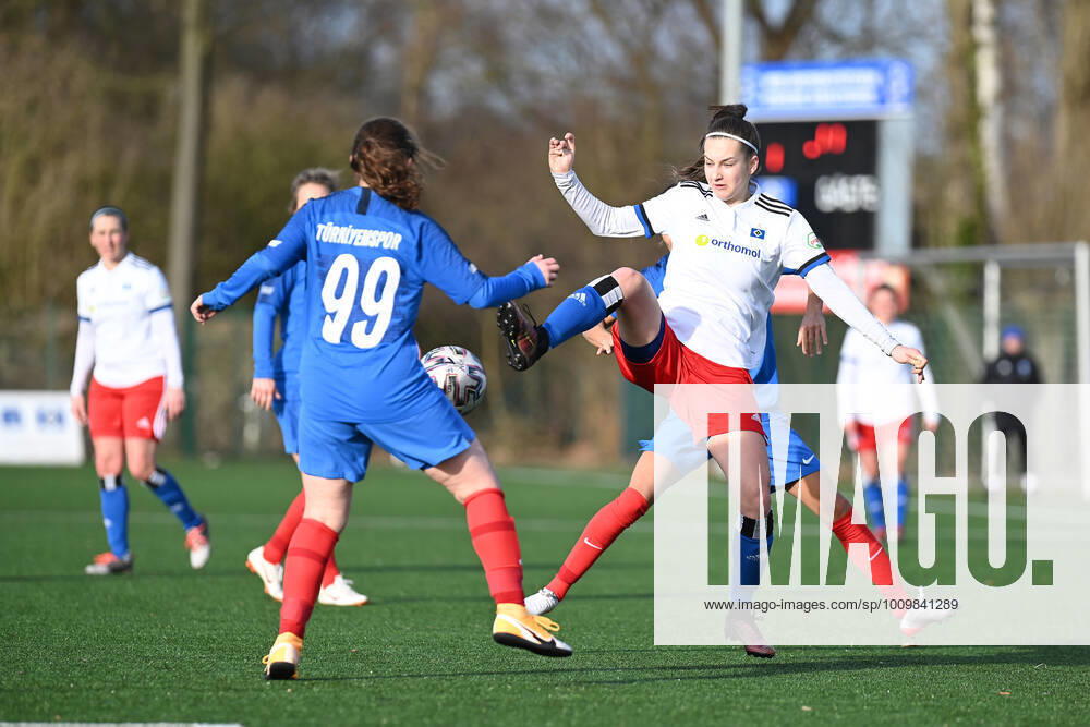 Fußball I Frauen I Saison 2021-2022 I Testspiel I Hamburger SV - Türkiyemspor Berlin I 13.02.2022 b99 gegen Emilia Hirche (20, Hamburger SV) Norderstedt Paul-Hauenschild-Sportanlage Schleswig-Holstein Deutschland
