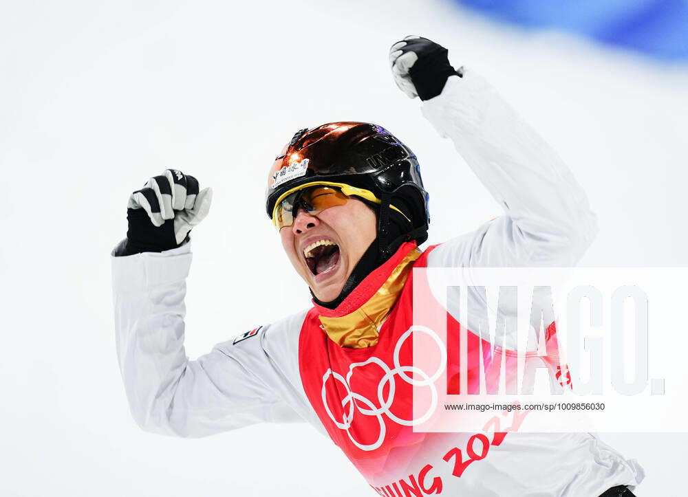 KW 07 (220214) -- ZHANGJIAKOU, Feb. 14, 2022 -- Xu Mengtao of China reacts during the freestyle skiing women s aerials final of Beijing 2022 Winter Olympics at Genting Snow Park in Zhangjiakou, north China s Hebei Province, Feb. 14, 2022. ) (BEIJING2022)CHINA-ZHANGJIAKOU-OLYMPIC Winter games, Winterspiele,Spiele, Summer games FREESTYLE SKIING-WOMEN S AERIALS (CN) XuxChang