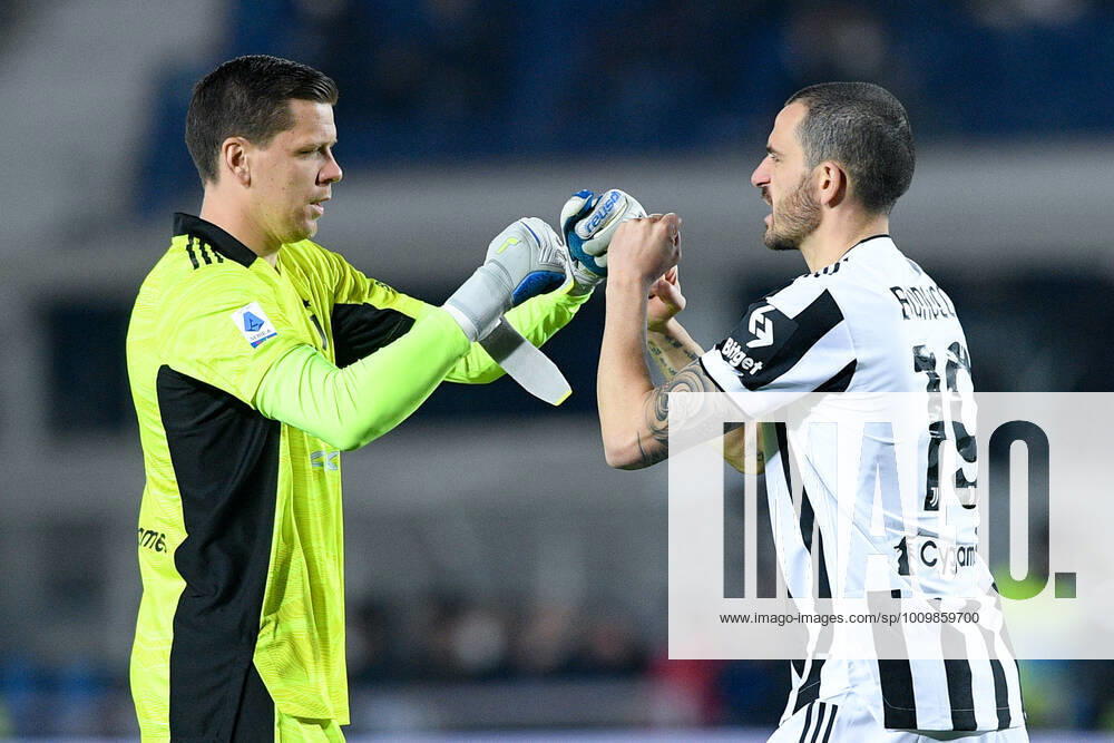 Atalanta BC v FC Juventus - Serie A Wojciech Szczesny of FC Juventus gives an high five to Leonardo Bonucci of FC Juventus during the Serie A match between Atalanta BC and FC Juventus at Gewiss Stadium, Bergamo, Italy on 13 February 2022. Bergamo Bergamo Italy