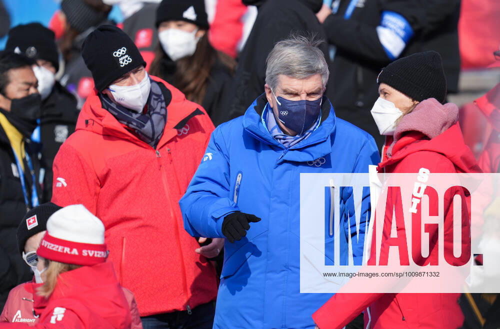 (220215) -- BEIJING, Feb. 15, 2022 -- International Olympic Committee (IOC) president Thomas Bach (2nd R) reacts during women s snowboard big air final of Beijing 2022 Winter Olympics at Big Air Shougang in Beijing, capital of China, Feb. 15, 2022. ) (XHTP)(BEIJING2022)CHINA-BEIJING-OLYMPIC Winter games, Winterspiele,Spiele, Summer games WOMEN S SNOWBOARD BIG AIR-FINAL (CN) LixYibo