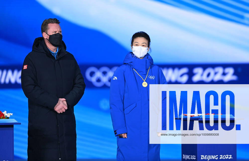 (220215) -- BEIJING, Feb. 15, 2022 -- International Olympic Committee (IOC) member Li Lingwei presents medals during the awarding ceremony of the men s snowboard big air at the Beijing Medals Plaza of the Winter Olympics in Beijing, capital of China, Feb. 15, 2022. ) (BEIJING2022)CHINA-BEIJING-OLYMPIC Winter games, Winterspiele,Spiele, Summer games AWARDING CEREMONY (CN) HuangxZongzhi