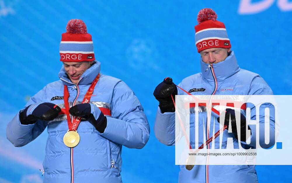 BEIJING 2022, Biathlon, 4x7,5km Staffel M?nner, Siegerehrung China Olympics 2022 Medal Ceremony 8116965 16.02.2022 Gold medalists Norway s Tarjei Boe and Johannes Thingnes Boe celebrate during an award ceremony for the biathlon men s 4x7.5 km relay event during the Beijing 2022 Winter Olympic Games, Olympische Spiele, Olympia, OS at the Medals Plaza in Zhangjiakou, China. Alexey Filippov Sputnik Beijing China