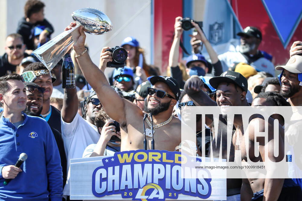 LOS ANGELES, CA - FEBRUARY 16: Los Angeles Rams defensive end Aaron Donald 99 holds the Lombardi Trophy with Los Angeles Rams linebacker Obo Okoronkwo 45 smiling during the Los Angeles Rams Super Bowl LVI Championship parade on February 16, 2022, at the Los Angeles Memorial Coliseum in Los Angeles, CA. (Photo by Jevone Moore Icon Sportswire) NFL, American Football Herren, USA FEB 16 Rams Super Bowl LVI Championship Parade Icon2202160687