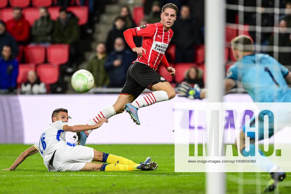 EINDHOVEN Goal attempt by Joey Veerman of PSV Eindhoven during the Conference League playoff match between PSV and Maccabi Tel Aviv at Phillips stadium on February 17, 2022 in Eindhoven, Netherlands ANP OLAF KRAAK UEFA Europa Conference League play offs 2021 2022 ANPxSportx IVx 444300719 originalFilename: 444300719