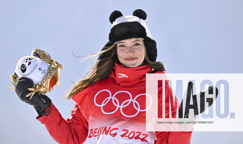 KW 07 (220218) -- ZHANGJIAKOU, Feb. 18, 2022 -- Chinese athlete Gu Ailing celebrates during the flower ceremony after the freestyle skiing women s freeski halfpipe final of Beijing 2022 Winter Olympics at Genting Snow Park in Zhangjiakou, north China s Hebei Province, Feb. 18, 2022. ) (XHTP)(BEIJING2022)CHINA-ZHANGJIAKOU-OLYMPIC Winter games, Winterspiele,Spiele, Summer games FREESTYLE SKIING-WOMEN S FREESKI HALFPIPE-FINAL (CN) XiaoxYijiu