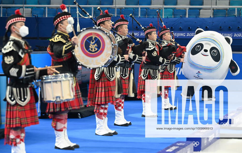 (220219) -- BEIJING, Feb. 19, 2022 -- Musicians perform prior to the curling men s gold medal game of Beijing 2022 Winter Olympics between Great Britain and Sweden at National Aquatics Centre in Beijing, capital of China, Feb. 19, 2022. ) (BEIJING2022)CHINA-BEIJING-OLYMPIC Winter games, Winterspiele,Spiele, Summer games CURLING-MEN S GOLD MEDAL GAME-GBR VS SWE (CN) LixHe