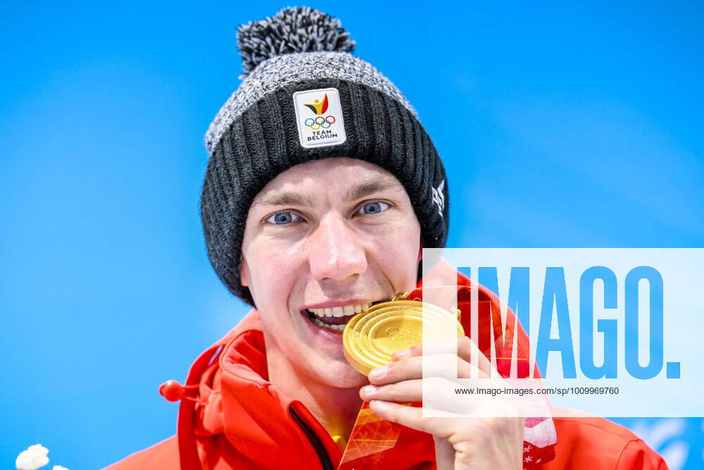 KW 07 Belgian speed skater Bart Swings poses with his gold medal for the photographer after the medal ceremony of the men s mass start Speed skating, Eisschnelllauf event at the Beijing 2022 Winter Olympics in Beijing, China, Saturday 19 February 2022. Bart Swings won the gold medal. The winter Olympics are taking place from 4 February to 20 February 2022. LAURIExDIEFFEMBACQ x11293253x