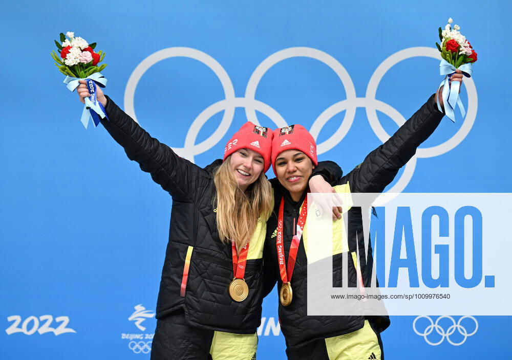KW 07 (220219) -- BEIJING, Feb. 19, 2022 -- Gold medalists Laura Nolte (L) and Deborah Levi of Germany pose for a photo on the podium during the awarding ceremony for the bobsleigh 2-woman heat of Beijing 2022 Winter Olympics at National Sliding Centre in Yanqing District, Beijing, capital of China, Feb. 19, 2022. ) (BEIJING2022)CHINA-BEIJING-OLYMPIC Winter games, Winterspiele,Spiele, Summer games BOBSLEIGH-2-WOMEN-HEAT (CN) HexChangshan
