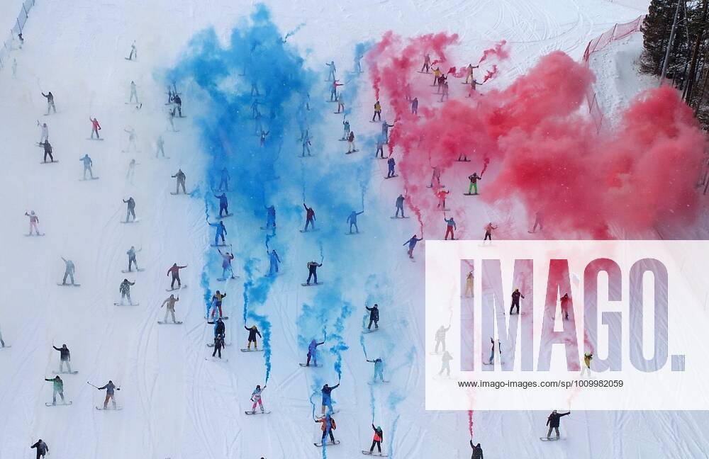 BEIJING 2022, Flashmob in Moskau formt die russische Nationalfahne Russia Olympic Supporters Flashmob 8120589 19.02.2022 A pictured shows mass snowboard descent with the fires in the colours of Russian flag to support Russian Olympic athletes on the Beijing 2022 Winter Olympic Games, Olympische Spiele, Olympia, OS in Moscow, Russia. The slogan of the supporters is WewillROCyou. Ilya Naymushin Sputnik Krasnoyarsk Russia