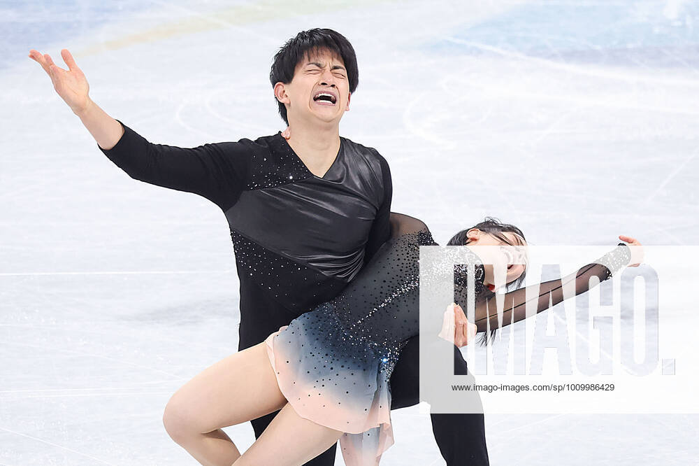 (220219) -- BEIJING, Feb. 19, 2022 -- Miura Riku (R) Kihara Ryuichi of Japan react during the Figure skating, Eiskunstlauf pair skating free skating of the Beijing 2022 Winter Olympics at Capital Indoor Stadium in Beijing, capital of China, Feb. 19, 2022. ) (BEIJING2022)CHINA-BEIJING-OLYMPIC Winter games, Winterspiele,Spiele, Summer games FIGURE SKATING-PAIR SKATING-FREE SKATING (CN) ZhangxYuwei