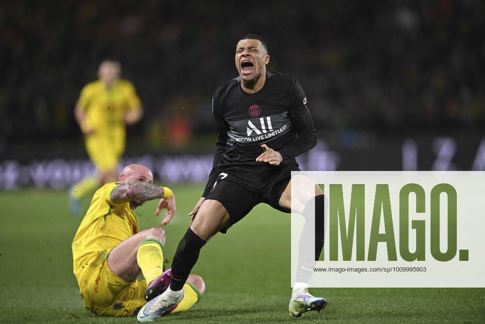 KW 07 Fußball, FC Nantes - Paris St. Germain Kylian Mbappe (PSG) vs Nicolas Pallois (Nantes) blessure cheville FOOTBALL : FC Nantes vs PSG - Ligue 1 - 19 02 2022 JBAutissier Panoramic