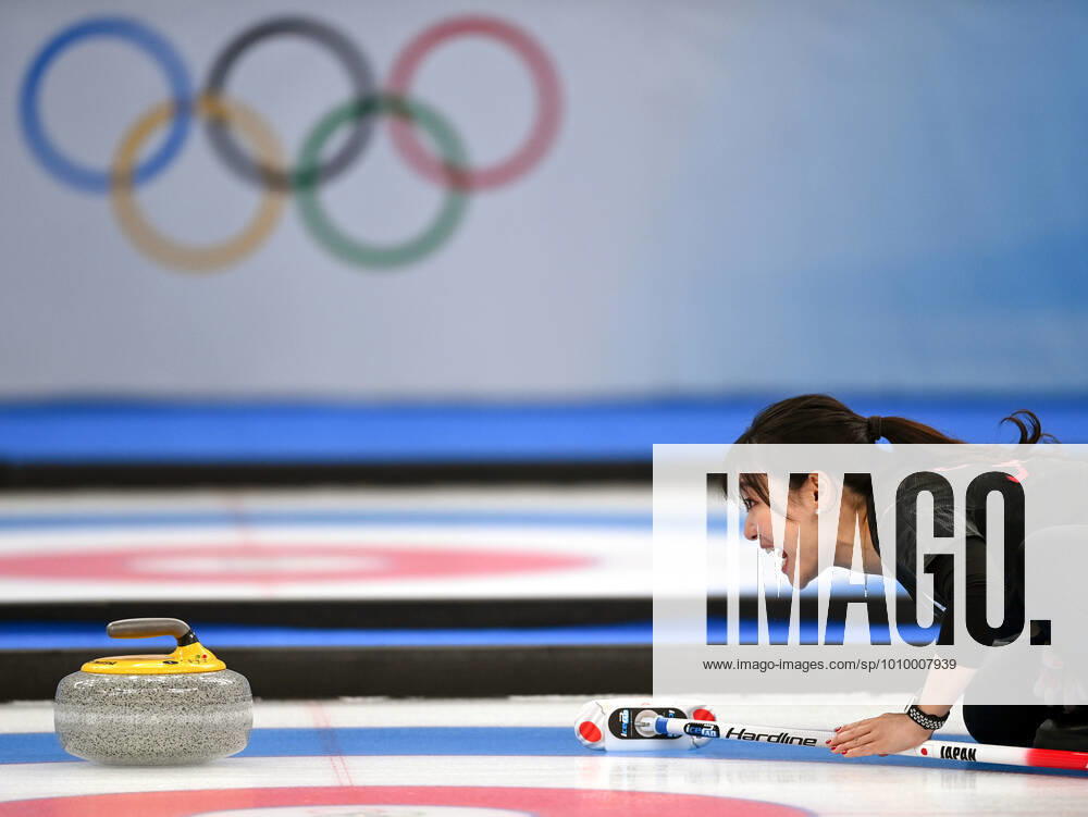 (220220) -- BEIJING, Feb. 20, 2022 -- Yoshida Chinami of Japan competes during the curling women s gold medal game of Beijing 2022 Winter Olympics between Japan and Great Britain at National Aquatics Centre in Beijing, capital of China, Feb. 20, 2022. ) (BEIJING2022)CHINA-BEIJING-OLYMPIC Winter games, Winterspiele,Spiele, Summer games CURLING-WOMEN S GOLD MEDAL GAME-JPN VS GBR(CN) LixHe