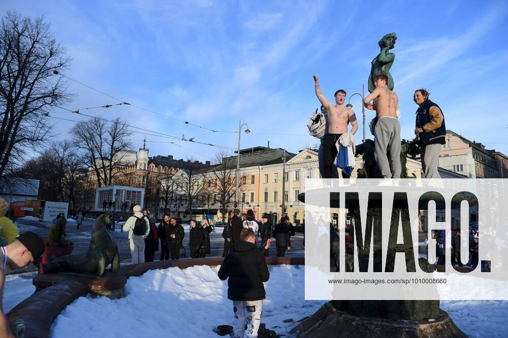 Finnish fans celebrate early morning in downtown Helsinki, Finland on February 20, 2022 as Finland won the Beijing 2022 Winter Olympic Games, Olympische Spiele, Olympia, OS Ice hockey, Eishockey gold medal match against Russia s Olympic Committee ROC. Helsinki Finland LKFTJK20220220084914KCTO