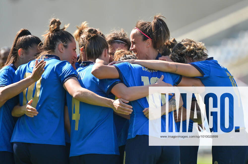 Goal celebration Italy after 2 0, Martina Lenzzini Italy ,Arianna Caruso Italy , Manuela Giugliano Italy , 20 02 2022, Faro, Football, Women, Algarve Cup, Norway Portugal