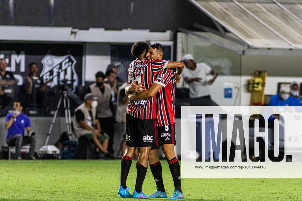 Santos X São Paulo SANTOS, SP - 20.02.2022: SANTOS X SÃO PAULO - Players celebrate Gabriel Sara& 39;s goal in the Santos-São Paulo match, valid for the 8th round of the Paulista Football Championship, held at Urbano Caldeira Stadium, Vila Belmiro, on Sunday night, February 20, in Santos, SP. (Photo: Van Campos Fotoarena) x2172769x VanxCampos