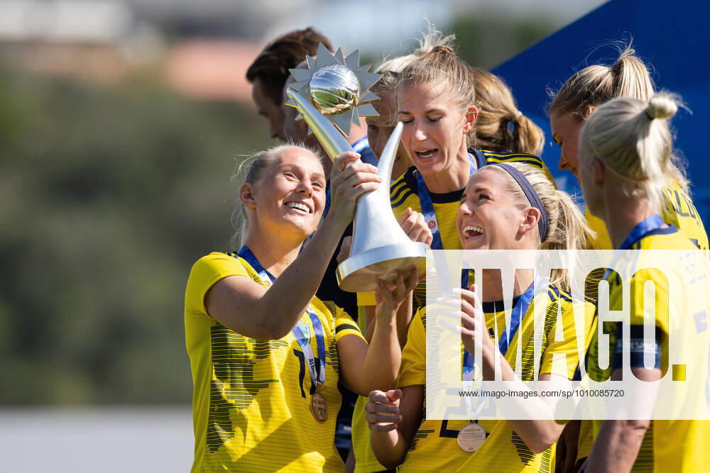 Stina Blackstenius and Olivia Schough of Sweden celebrate with the trophy after the Algarve Cup final football match between Sweden and Italy on February 23, 2022 in Lagos Photo Ludvig Thunman BILDBYRAN kod LT LT0287 fotboll football soccer fotball algarve cup sverige sweden italien italy dam bbeng women s women jubel,