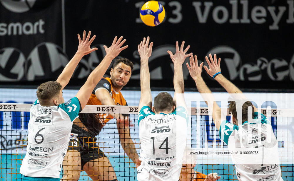 Berlin, Volleyball 1 Bundesliga, men, intermediate round, 6 match day, Berlin Volleys SWD powervolleys Dueren, Max Schmeling Halle Berlins Benjamin Patch 2 v l plays the ball against the block from Erik Roehrs l , David Pettersson and Filip John r of Powervolleys Dueren BR Volleys Powervolleys Dueren