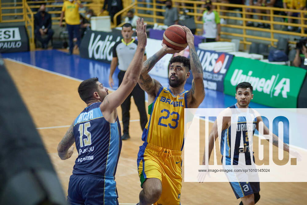 Brazil s Augusto Lima (C) during a match between Brazil and Uruguay for the FIBA Basketball World Cup 2023 Americas Qualifiers, at Pedro Morilla Fuentes Gymnasium. Franca Brazil - ZUMAv129 20220225_znp_v129_003