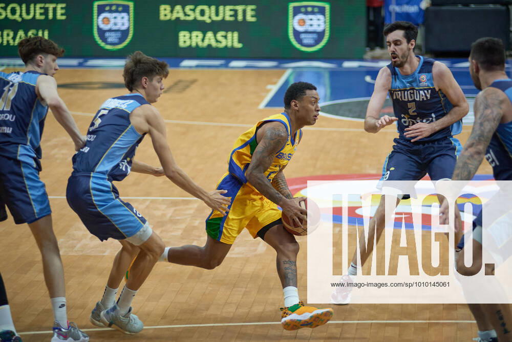 Brazil s Yago Santos (C) during a match between Brazil and Uruguay for the FIBA Basketball World Cup 2023 Americas Qualifiers, at Pedro Morilla Fuentes Gymnasium. Franca Brazil - ZUMAv129 20220225_znp_v129_013