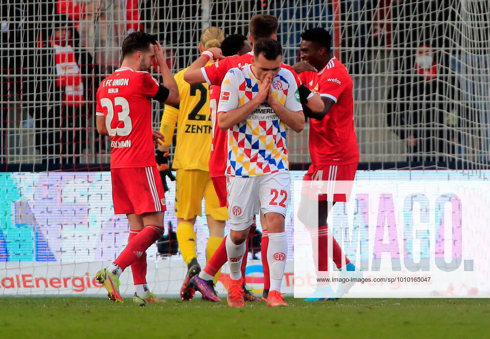 football 1 Bundesliga, Union Berlin 1 FSV Mainz 05, v l goal celebration after goal celebrating the goal celebrate 3 0 by Taiwo Awoniyi 1 FC Union Berlin Kevin Stoeger FSV Mainz 05 disappointed sad frustrated dissapointed Berlin