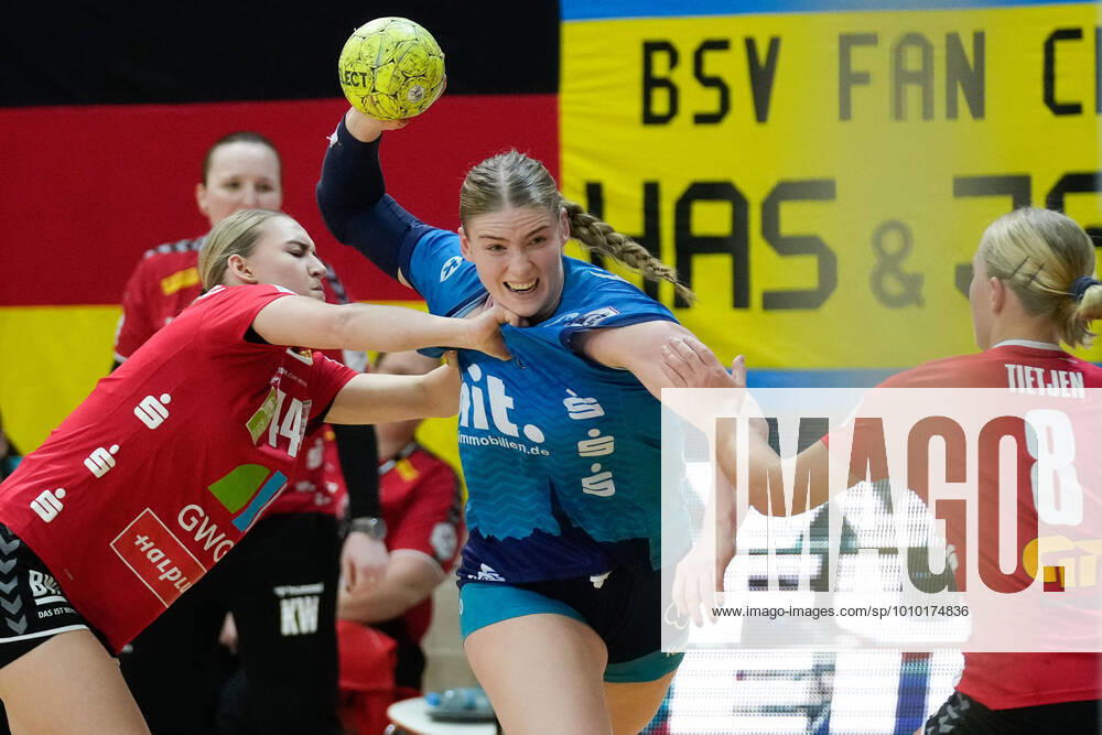 Julia Niewiadomska Halle, 44 , Charlotte Kaehr BSV, 17 , SV Union Halle Neustadt vs Buxtehuder SV, Handball Women, Bundesliga, 16 Matchday, 2021 2022, 26 02 2022, SV Union Halle Neustadt vs Buxtehuder SV, Handball Women, Bundesliga, 16 Matchday, 2021 2022, 26 02 2022, Halle Saale