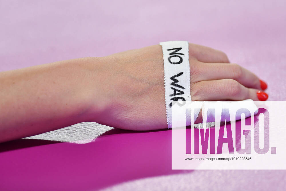 Scandicci (FI, Italy: Scandicci (FI), Italy, PalaRialdoli, February 27, 2022, Details of the hand of Indre Sorokaite (Savino Del Bene Scandicci) with the inscription No war during Savino Del Bene Scandicci vs Bartoccini Fortinfissi Perugia - Volleyball Italian Serie A1 Women match. Volleyball Italian Serie A1 Women match - Savino Del Bene Scandicci vs Bartoccini Fortinfissi Perugia, Scandicci (FI), Italy - ZUMAl164 20220227_zsa_l164_592