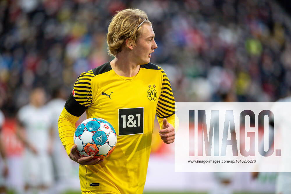 Julian Brandt Borussia Dortmund, 19 , GER, FC Augsburg vs Borussia Dortmund, Football, Bundesliga, 24 Spieltag, Spielzeit 2021 2022, 26 02 2022, DFB DFL regulations prohibit any use of photographs as image sequences and or quasi video , GER, FC Augsburg vs Borussia Dortmund, Football, Bundesliga, 24 Spieltag, Spielzeit 2021 2022, 26 02 2022 Augsburg
