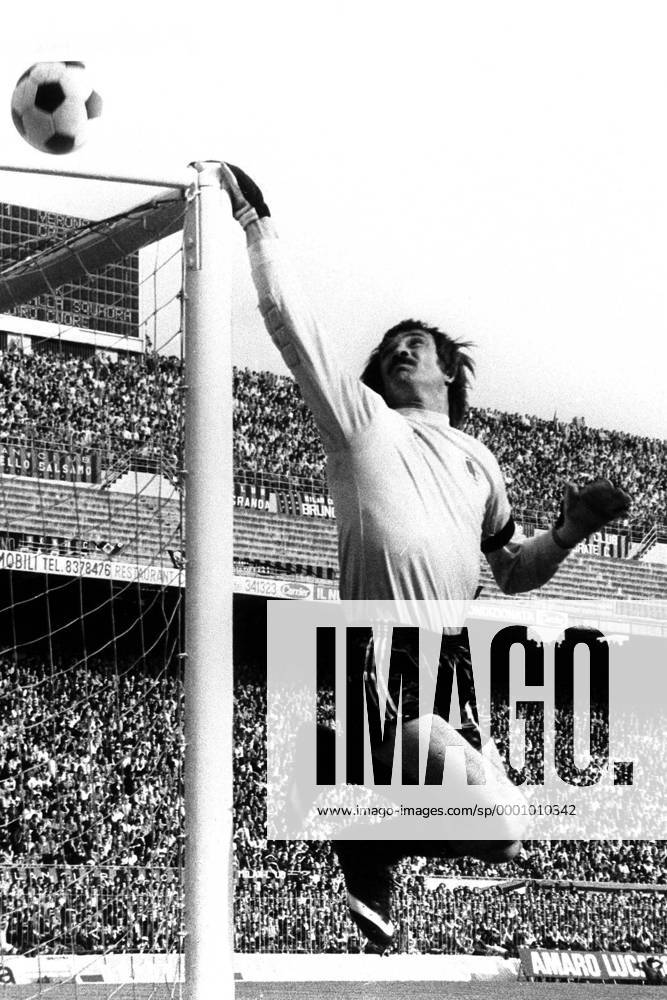 Torwart Enrico Albertosi (Milan) lenkt den Ball über das Tor Fußball Herren Serie A 1978 1979, 1. Italienische Liga, AC Mailand Einzelbild Mailand Abwehr, Dynamik, Höhe,