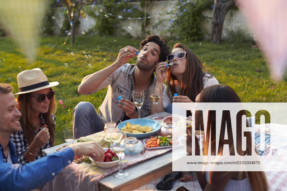 Picnic,friends,bubble wand,garden party mmq-tsy,model released, Symbolfoto