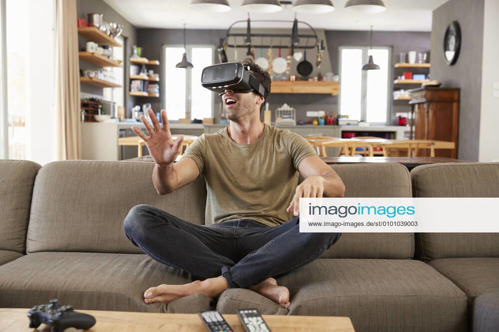 Man,virtual reality,video eyewear mmq-uti,model released, Symbolfoto