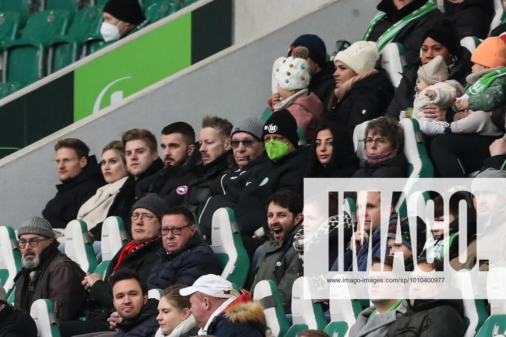 Dilara Kruse wife of Max Kruse and Frank Kruse the father of Max Kruse VfL Wolfsburg,9 watch the game 1 Football Bundesliga season 2021 2022 point game VfL Wolfsburg vs 1 FC Union Berlin in the Volkswagen Arena in Wolfsburg football,Germany,man,men