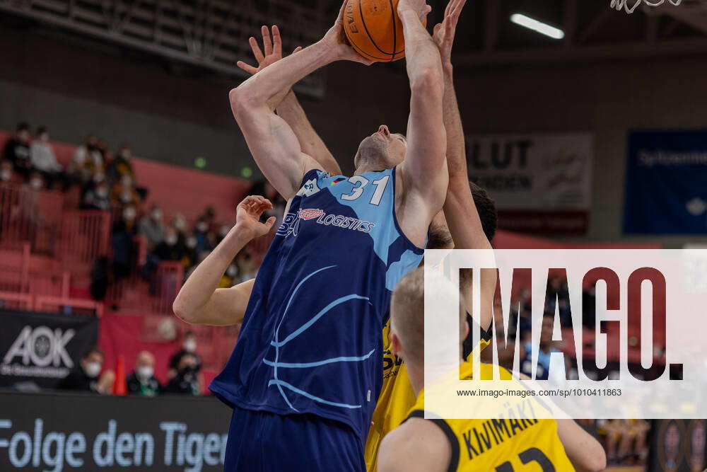Robert Oehle Eisbaeren Bremerhaven, 31 Aatu Kivimaeki Tigers Tuebingen, 12 Tigers Tuebingen vs Eisbaeren Bremerhaven, 2 Basketball Bundesliga, Pro A, Barmer 2 Basketball, 28 Spieltag , Spielzeit 2021 2022, 06 03 2022 Tigers Tuebingen vs Eisbaeren Bremerhaven, 2 Basketball Bundesliga, Pro A, Barmer 2 Basketball, 28 Spieltag , Spielzeit 2021 2022, 06 03 2022 Tuebingen