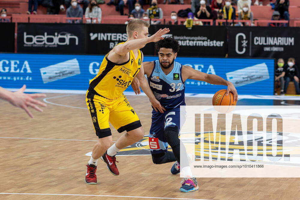 Aatu Kivimaeki Tigers Tuebingen, 12 Carrington Love Eisbaeren Bremerhaven, 32 Tigers Tuebingen vs Eisbaeren Bremerhaven, 2 Basketball Bundesliga, Pro A, Barmer 2 Basketball, 28 Spieltag , Spielzeit 2021 2022, 06 03 2022 Tigers Tuebingen vs Eisbaeren Bremerhaven, 2 Basketball Bundesliga, Pro A, Barmer 2 Basketball, 28 Spieltag , Spielzeit 2021 2022, 06 03 2022 Tuebingen