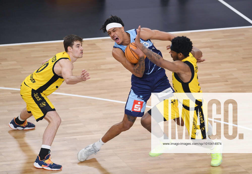Basketball 2 Bundesliga 2020 2021 28 game day at Paul Horn Arena Tigers Tuebingen Eisbaeren Bremerhaven 06 03 2022 Kevin Yebo center, Eisbaeren Bremerhaven vs Isaiah Crawley right, Tigers and Gianni Otto left, Tigers
