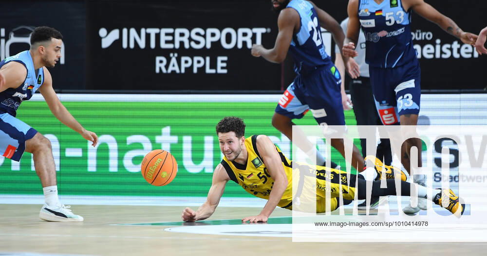 Basketball 2 Bundesliga 2020 2021 28 matchday at Paul Horn Arena Tigers Tuebingen Eisbaeren Bremerhaven 06 03 2022 Joanic Gruettner Bacoul r ground, Tigers vs Elias Baggette li, Eisbaeren Bremerhaven