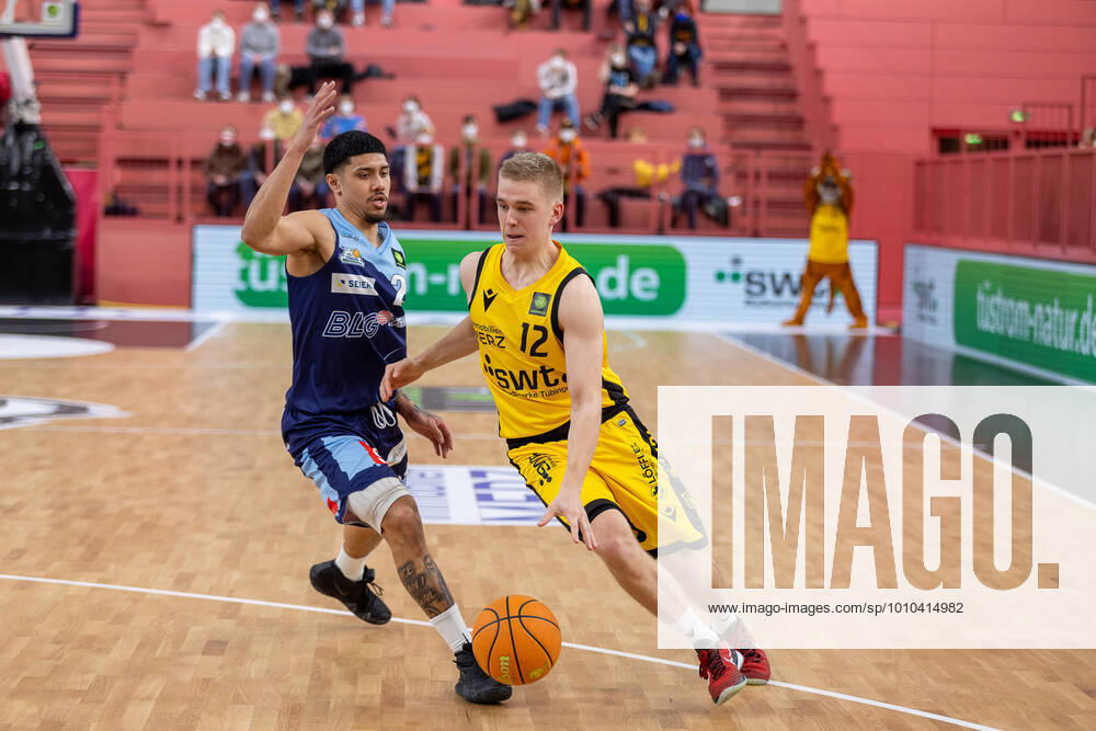 Elias Baggette Eisbaeren Bremerhaven, 02 Aatu Kivimaeki Tigers Tuebingen, 12 Tigers Tuebingen vs Eisbaeren Bremerhaven, 2 Basketball Bundesliga, Pro A, Barmer 2 Basketball, 28 Spieltag , Spielzeit 2021 2022, 06 03 2022 Tigers Tuebingen vs Eisbaeren Bremerhaven, 2 Basketball Bundesliga, Pro A, Barmer 2 Basketball, 28 Spieltag , Spielzeit 2021 2022, 06 03 2022 Tuebingen