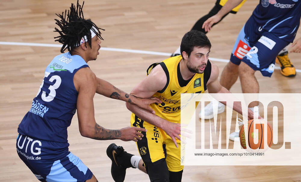 Basketball 2 Bundesliga 2020 2021 28 matchday at Paul Horn Arena Tigers Tuebingen Eisbaeren Bremerhaven 06 03 2022 Kevin Yebo li, Eisbaeren Bremerhaven vs Mateo Seric re, Tigers