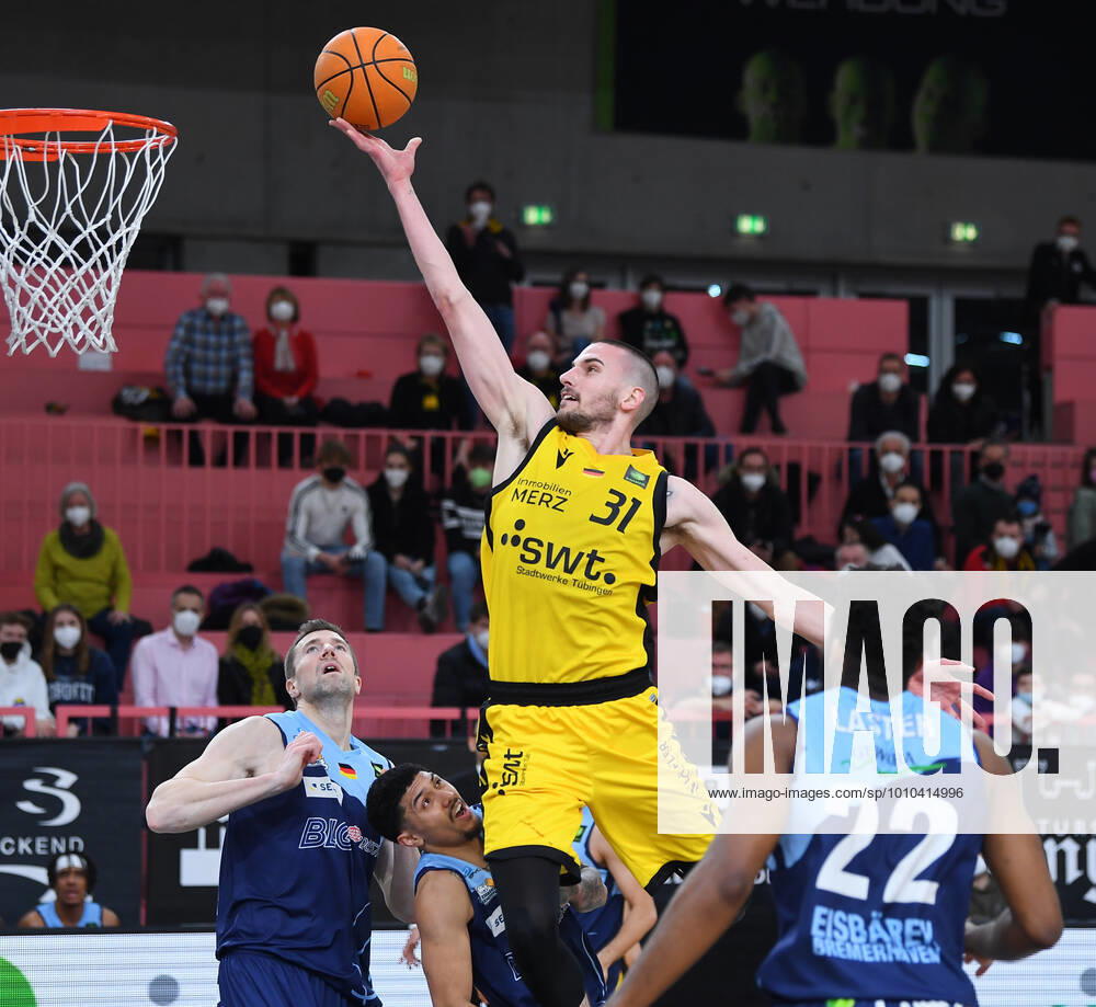 Basketball 2 Bundesliga 2020 2021 28 matchday at Paul Horn Arena Tigers Tuebingen Eisbaeren Bremerhaven 06 03 2022 Daniel Keppeler center, Tigers vs Ethan Alvano 2 v left, Eisbaeren Bremerhaven and Robert Oehle left, Eisbaeren Bremerhaven