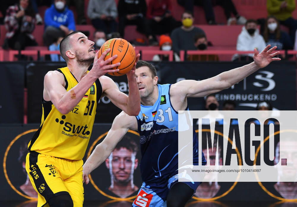 Basketball 2 Bundesliga 2020 2021 28 Matchday at Paul Horn Arena Tigers Tuebingen Eisbaeren Bremerhaven 06 03 2022 Daniel Keppeler left, Tigers vs Robert Oehle right, Eisbaeren Bremerhaven