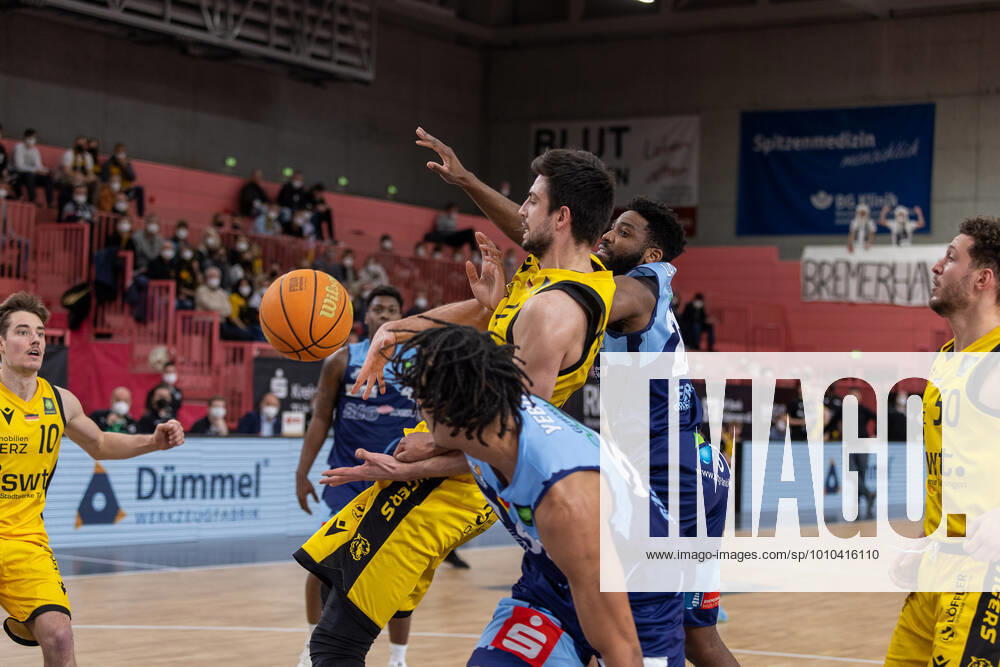 Mateo Seric Tigers Tuebingen, 17 Kevin Yebo Eisbaeren Bremerhaven, 53 Tigers Tuebingen vs Eisbaeren Bremerhaven, 2 Basketball Bundesliga, Pro A, Barmer 2 Basketball, 28 Spieltag , Spielzeit 2021 2022, 06 03 2022 Tigers Tuebingen vs Eisbaeren Bremerhaven, 2 Basketball Bundesliga, Pro A, Barmer 2 Basketball, 28 Spieltag , Spielzeit 2021 2022, 06 03 2022 Tuebingen