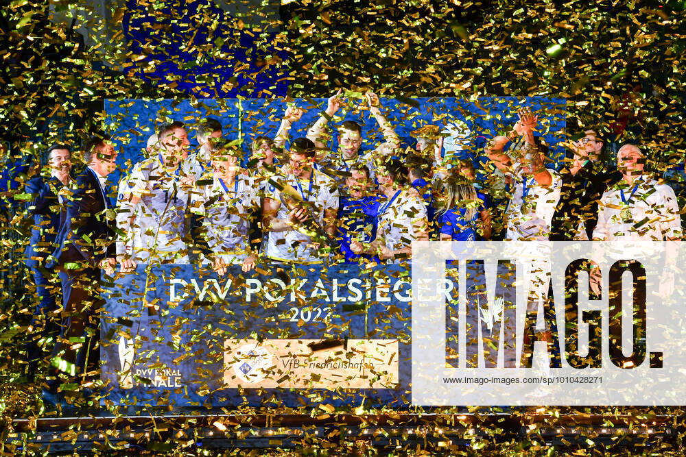 DVV Cup SVG Lueneburg VfB Friedrichshafen 06 03 22 DVV Cup, Volleyball, Men, Season 2021 22, SVG Lueneburg in dark blue vs VfB Friedrichshafen in white , Confetti rain with cup winner,